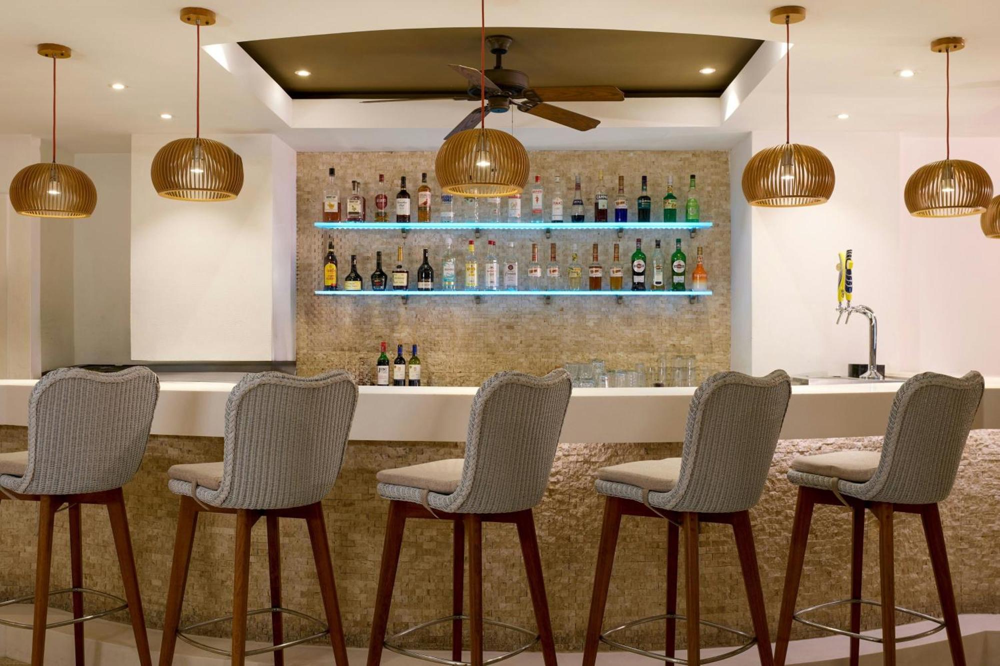 Waves Resort & Spa, Barbados, An Autograph Collection All-Inclusive Resort Сент-Джеймс Екстер'єр фото